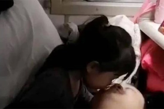 Bức ảnh cha và con gái trên tàu gây tranh cãi: Cha mẹ vô tư, con ảnh hưởng cả đời