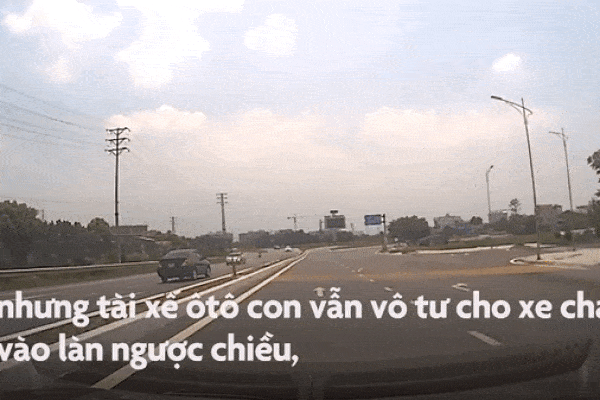 Quái xế bốc đầu xe rồi lao vào ôtô tải