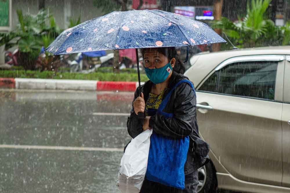 Nắng nóng suy giảm ở miền Bắc, mưa đến rất to đổ bộ chiều tối-1