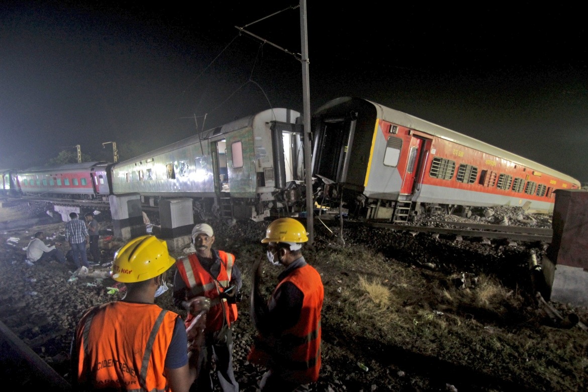 Toàn cảnh thảm họa đường sắt Ấn Độ: Cú bẻ lái tạo bi kịch tồi tệ nhất 20 năm-4