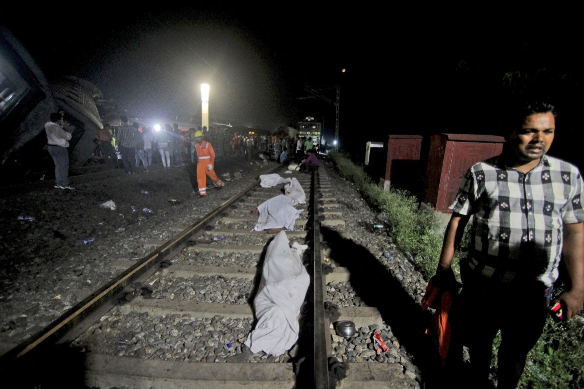 Toàn cảnh thảm họa đường sắt Ấn Độ: Cú bẻ lái tạo bi kịch tồi tệ nhất 20 năm-6