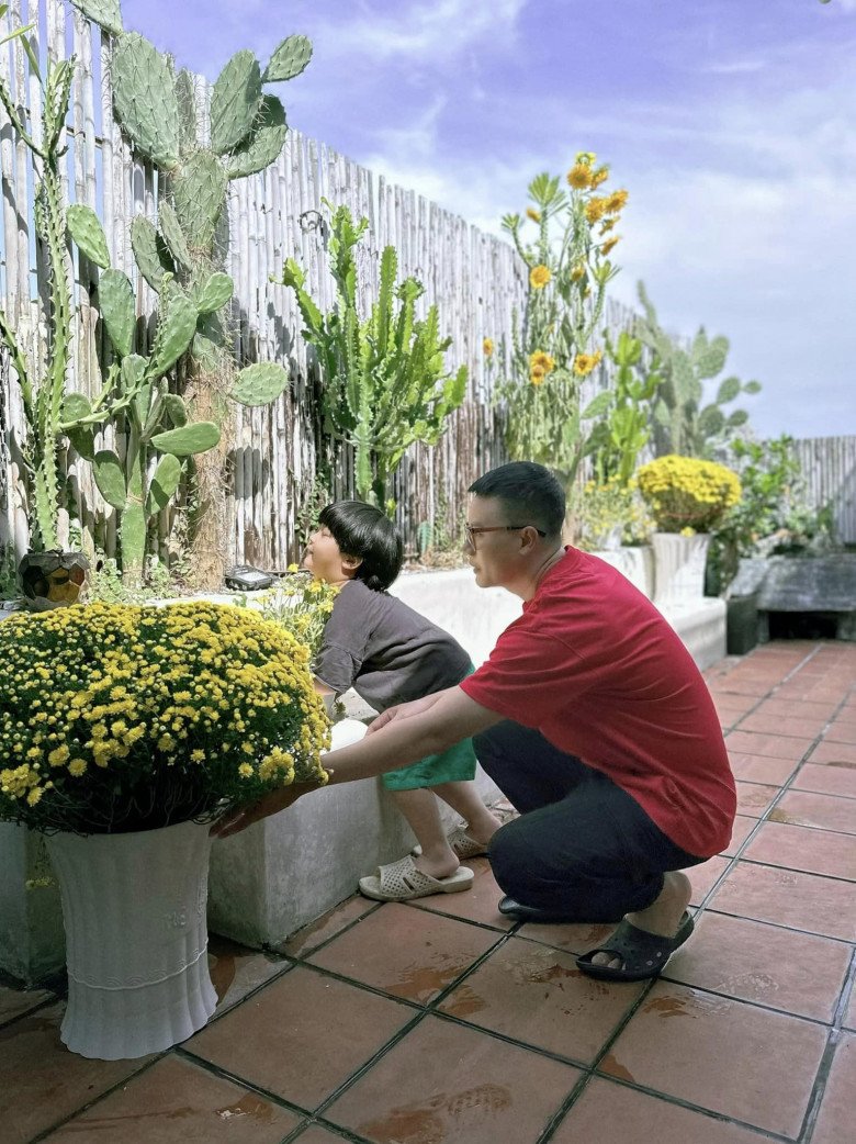 Tiểu thư miền Tây xinh đẹp lấy nhạc sĩ đình đám khoe khu vườn trên cao đẹp như mơ, view đã mắt-6