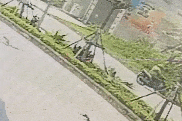 Đi ngược chiều đường, tài xế xe máy bị hất tung