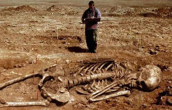 Bí ẩn về bộ xương người khổng lồ dài 10 mét được khai quật vào năm 1976-6