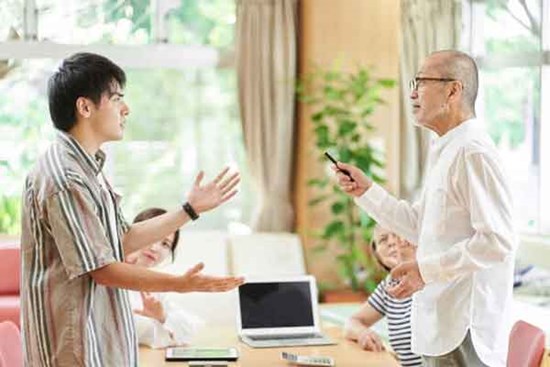 Chỉ vì không cho mượn ô tô, bố vợ đòi