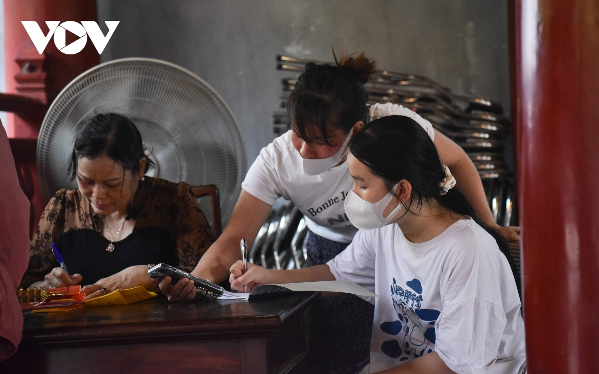 Sĩ tử đến Văn Miếu cầu may trước kỳ thi vào 10-3