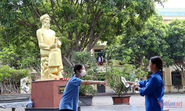 Hành động đặc biệt của thí sinh Nghệ An trước giờ G thi lớp 10-7