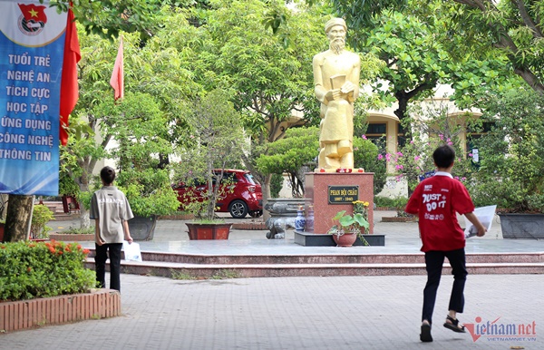 Hành động đặc biệt của thí sinh Nghệ An trước giờ G thi lớp 10-8