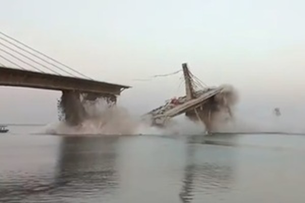 Sập cầu tạm ở Trà Vinh khi dùng 2 xe tải để thử tải-3