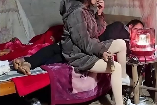 Bức ảnh chụp chiếc giường của đôi vợ chồng gây tranh cãi: Cậu con trai sẽ bị ảnh hưởng nhường nào