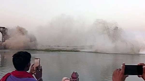 Ấn Độ: Cầu đang xây đổ sập xuống sông Hằng, người chứng kiến sốc nặng-1