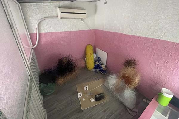 Ập vào phòng trọ, công an đưa thanh niên cùng bạn gái về trụ sở-1