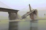 Ấn Độ: Cầu đang xây đổ sập xuống sông Hằng, người chứng kiến sốc nặng