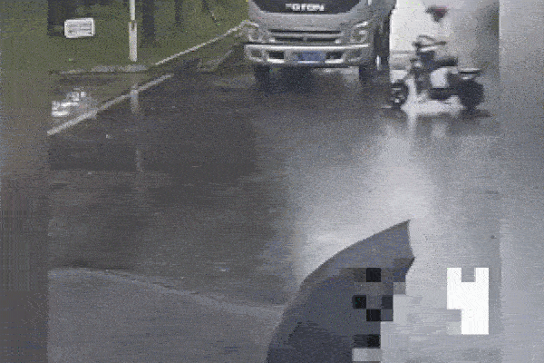 Clip: Bị xe tải cán trúng đầu, người đàn ông thoát chết khó tin