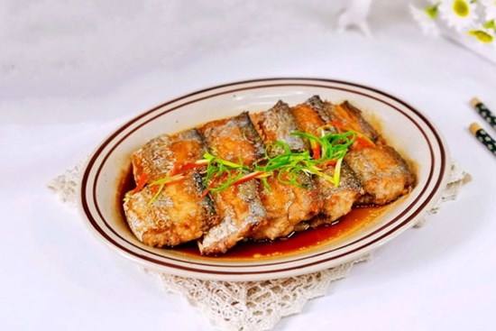 Cách làm cá chiên hấp sốt nước tương ngon đậm đà hấp dẫn