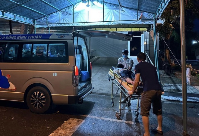 Bất ngờ bị chém khi đi mua kem cho cháu-1