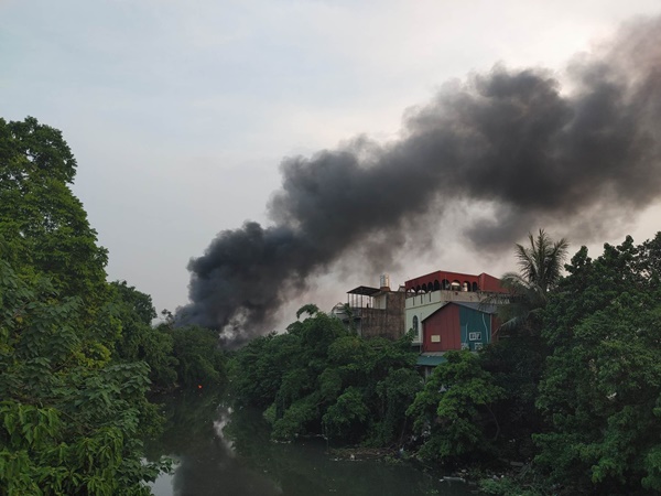 Cháy xưởng sửa ô tô tại Hà Nội, cột khói đen bốc cao hàng chục mét-2