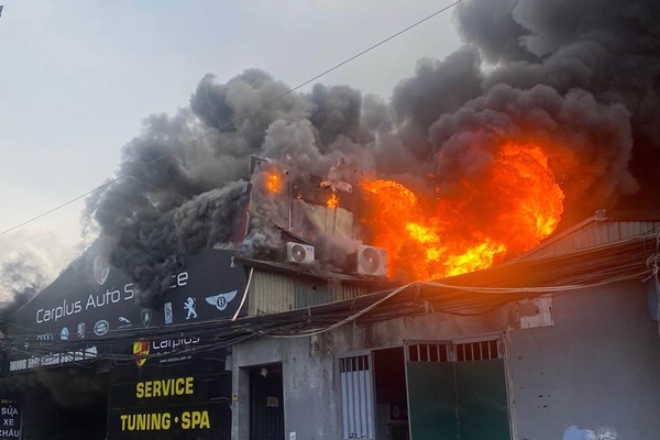 Cháy xưởng sửa ô tô tại Hà Nội, cột khói đen bốc cao hàng chục mét-3