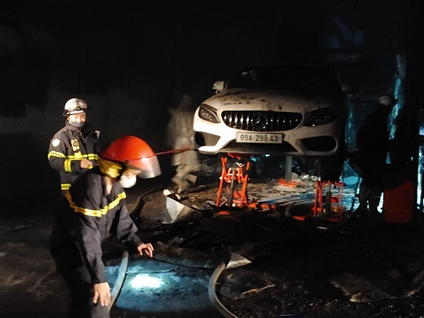Cháy xưởng sửa ô tô tại Hà Nội, cột khói đen bốc cao hàng chục mét-5