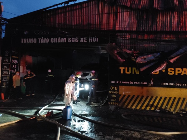 Cháy xưởng sửa ô tô tại Hà Nội, cột khói đen bốc cao hàng chục mét-6