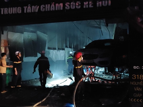 Cháy xưởng sửa ô tô tại Hà Nội, cột khói đen bốc cao hàng chục mét-7