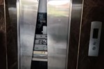 Mắc kẹt trong thang máy, bé trai thoát nạn nhờ hành động thông minh-1