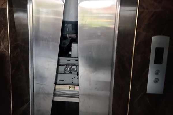 Mất điện đột ngột, 4 người mắc kẹt trong thang máy-1