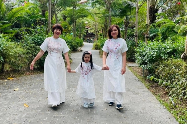 MC Diễm Quỳnh hiếm hoi khoe chồng U60, đang sống hạnh phúc trong căn nhà rực sắc hoa-23