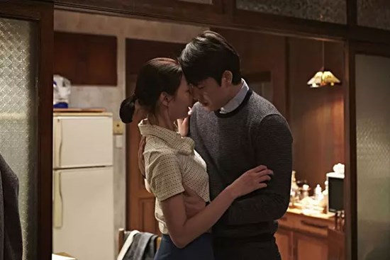 Muốn vợ quay về, chồng nghe lời đứng đợi ngoài cửa 40 phút để vợ và nhân tình 