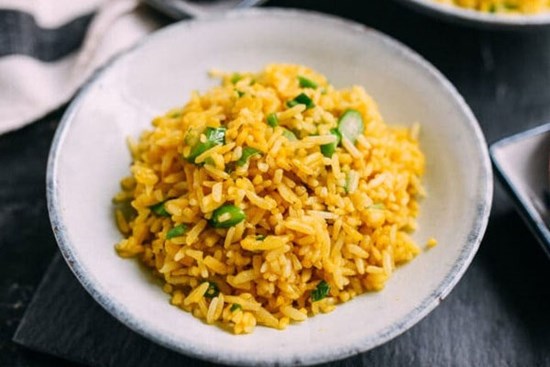 5 phút làm cơm rang trứng đơn giản