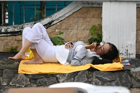 'Thi lớp 10' cùng con: Người căng thẳng, người ngả lưng ngay bên đường