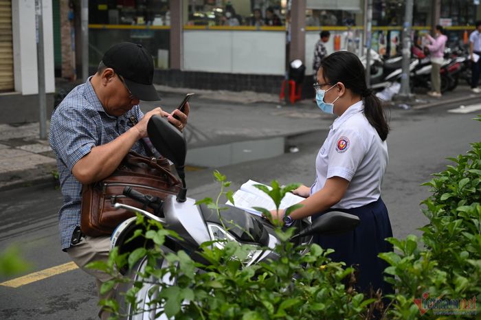 Thi lớp 10 cùng con: Người căng thẳng, người ngả lưng ngay bên đường-1