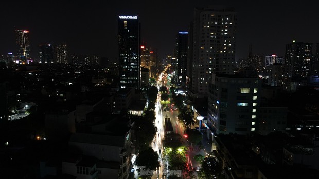 Đường phố Hà Nội bỗng tối om vì phải cắt giảm điện-1