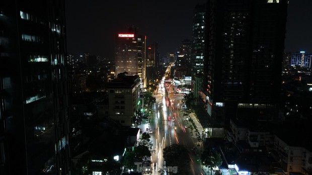 Đường phố Hà Nội bỗng tối om vì phải cắt giảm điện-2