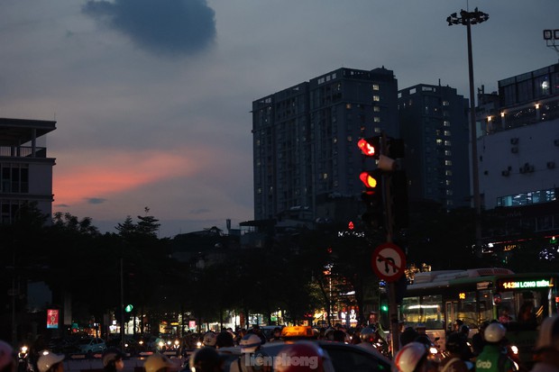 Đường phố Hà Nội bỗng tối om vì phải cắt giảm điện-3