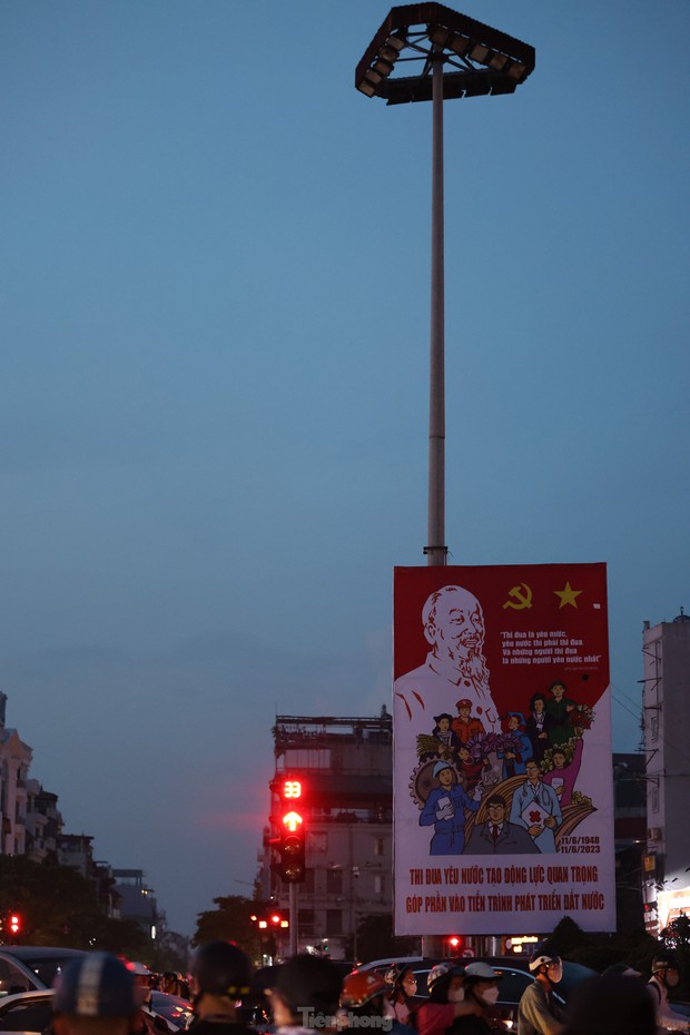 Đường phố Hà Nội bỗng tối om vì phải cắt giảm điện-4