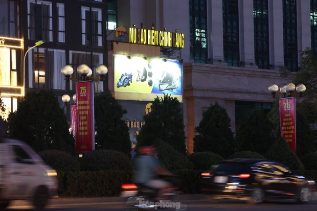 Đường phố Hà Nội bỗng tối om vì phải cắt giảm điện-5