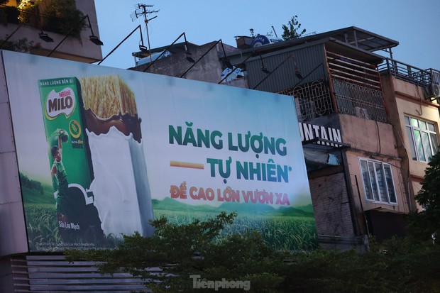 Đường phố Hà Nội bỗng tối om vì phải cắt giảm điện-6