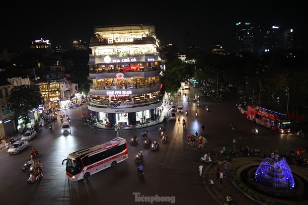Đường phố Hà Nội bỗng tối om vì phải cắt giảm điện-7