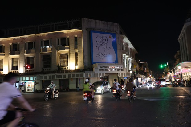 Đường phố Hà Nội bỗng tối om vì phải cắt giảm điện-10