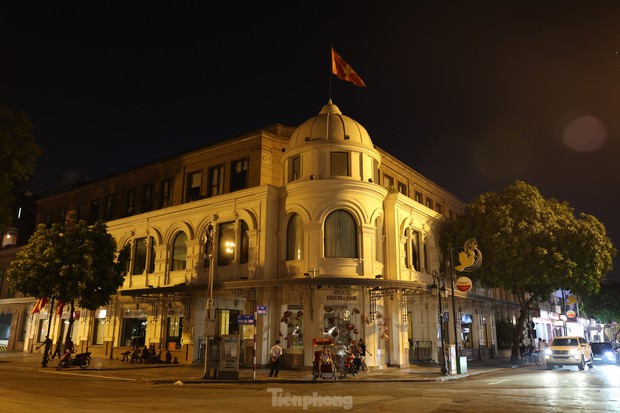 Đường phố Hà Nội bỗng tối om vì phải cắt giảm điện-11