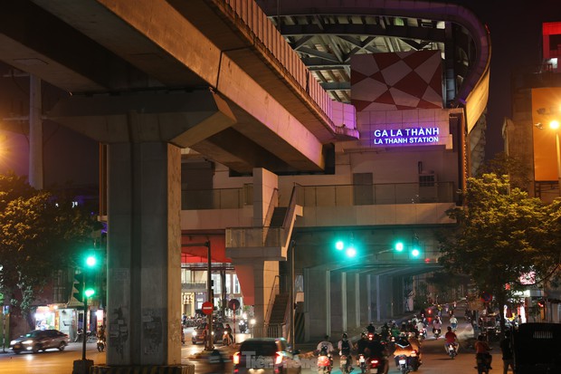 Đường phố Hà Nội bỗng tối om vì phải cắt giảm điện-12