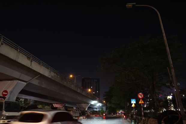 Đường phố Hà Nội bỗng tối om vì phải cắt giảm điện-13
