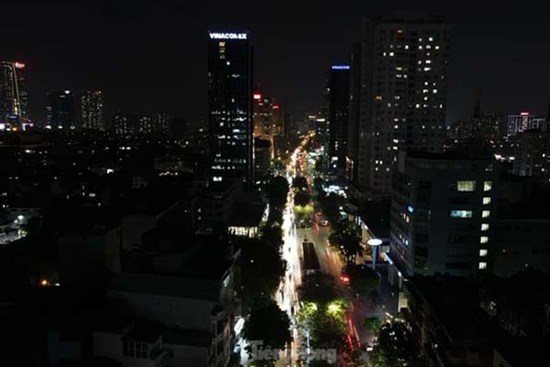 Đường phố Hà Nội bỗng tối om vì phải cắt giảm điện