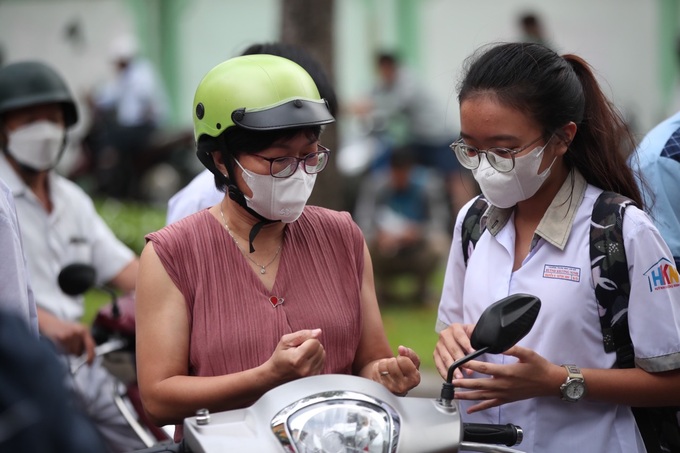 Quá áp lực, nữ sinh òa khóc ngay trước khi vào phòng thi lớp 10-3