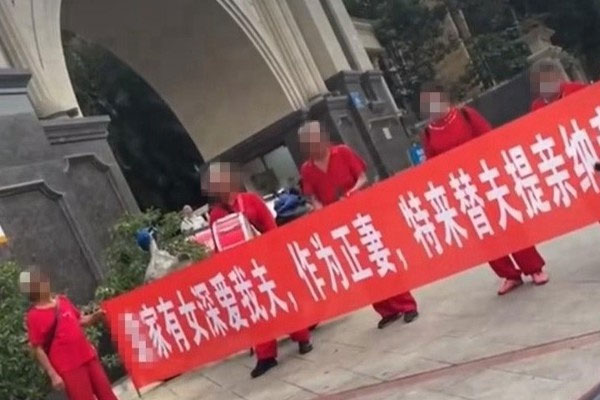 Làm loạn hôn lễ chồng cũ để đòi tiền ở Trung Quốc-1