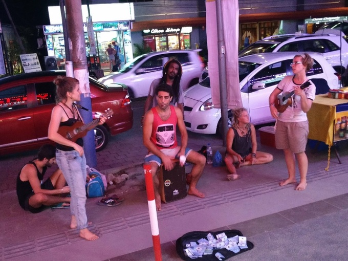 Khách Tây dạt sang châu Á ăn xin: Gây khó chịu nhiều hơn là cảm thông-1