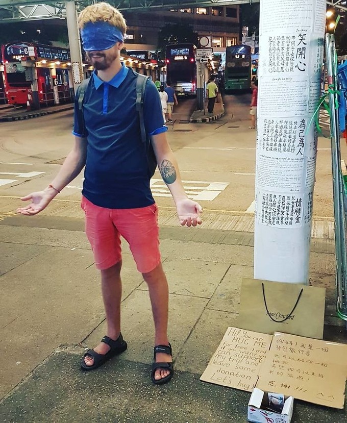 Khách Tây dạt sang châu Á ăn xin: Gây khó chịu nhiều hơn là cảm thông-2