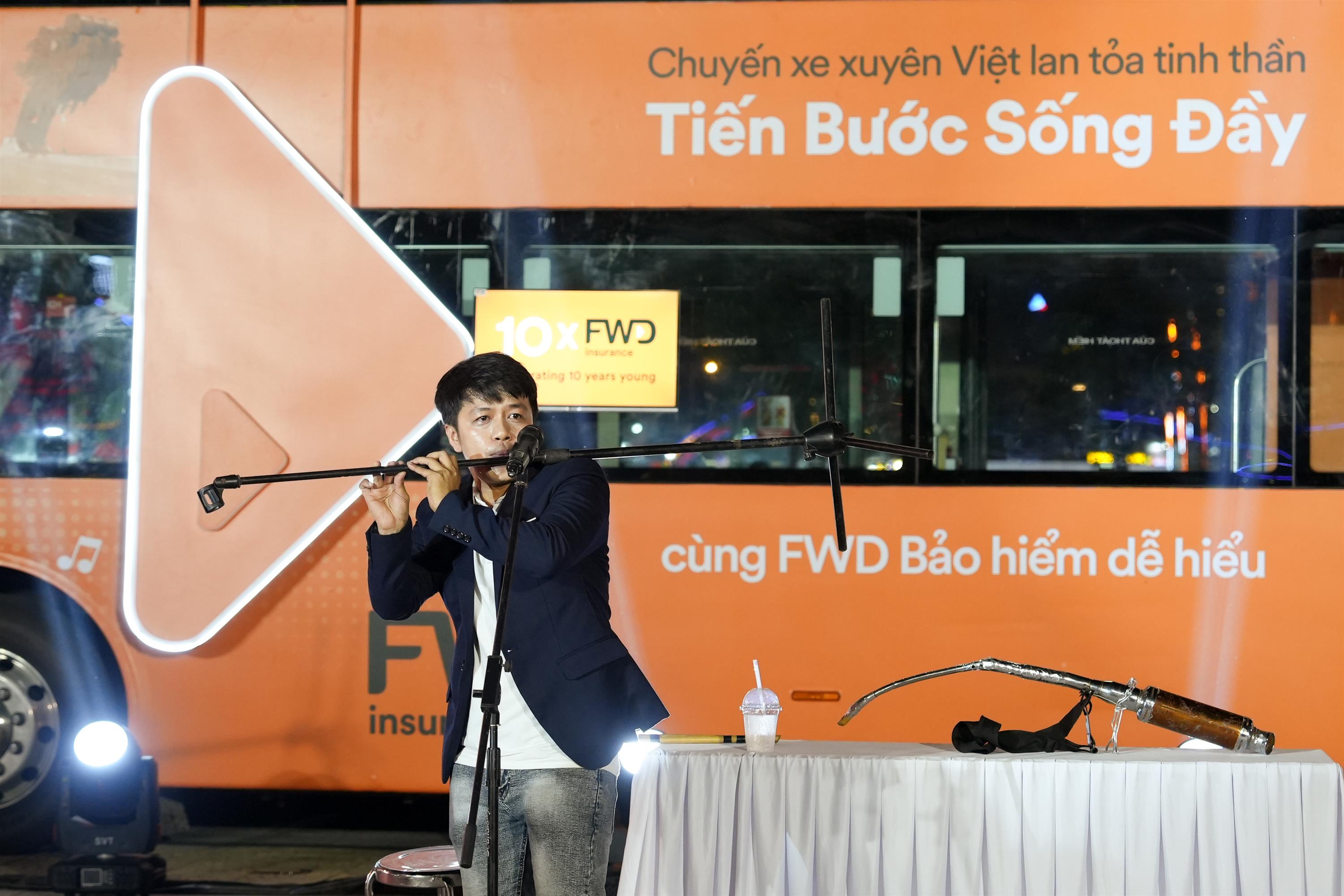 Chuyến xe ‘Tiến bước sống đầy’ rộn rã đường phố Đà Nẵng-5