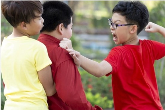 Con bị bắt nạt ở trường, ông bố chỉ nhắn vài dòng, phụ huynh kia lập tức xin lỗi